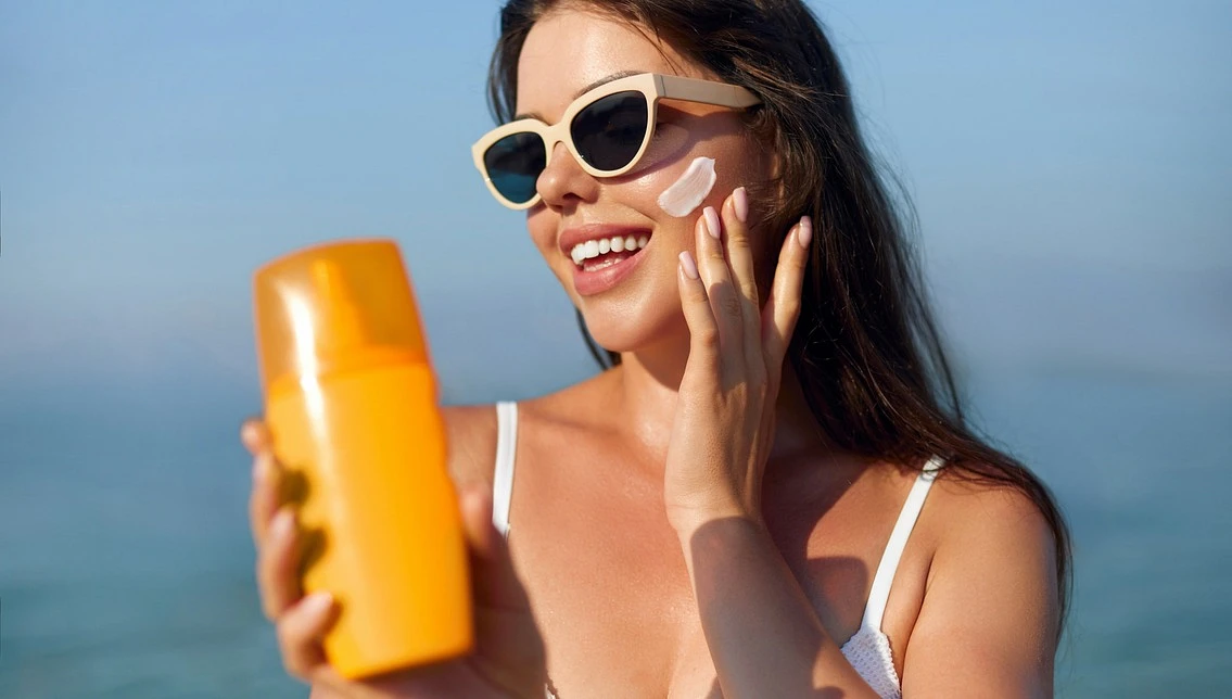 Нанесение крема от загара