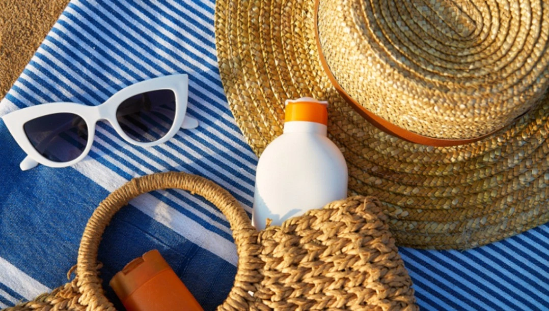 Бутылочка SPF на пляже