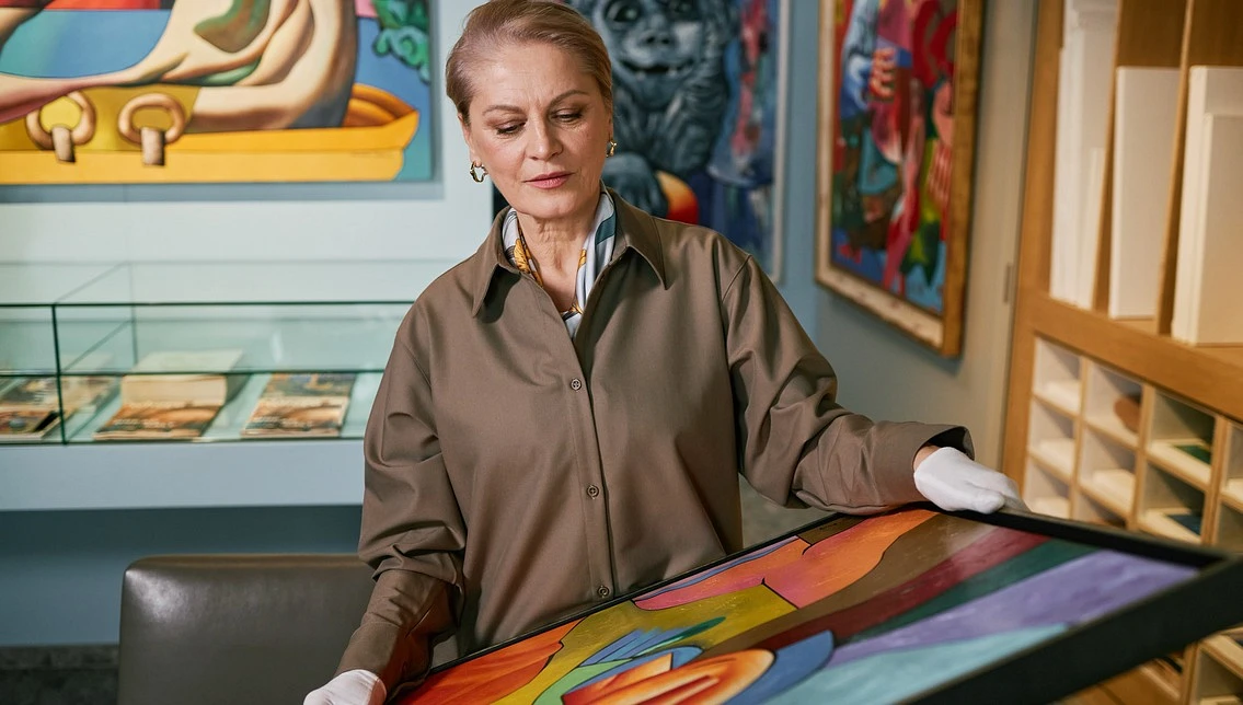 Гид в маленьком музее